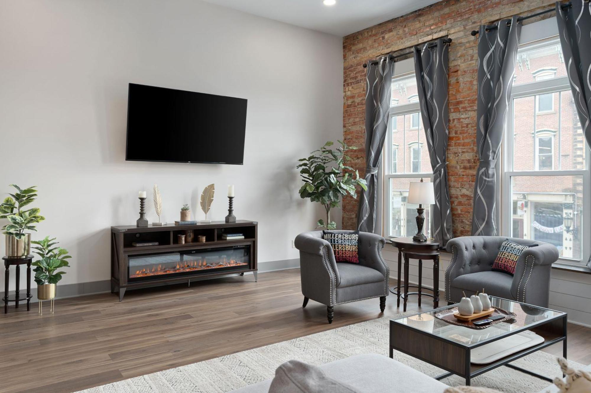 Spacious Luxury Apt In Historic Downtown - Oh Amish Country ミラーズバーグ エクステリア 写真