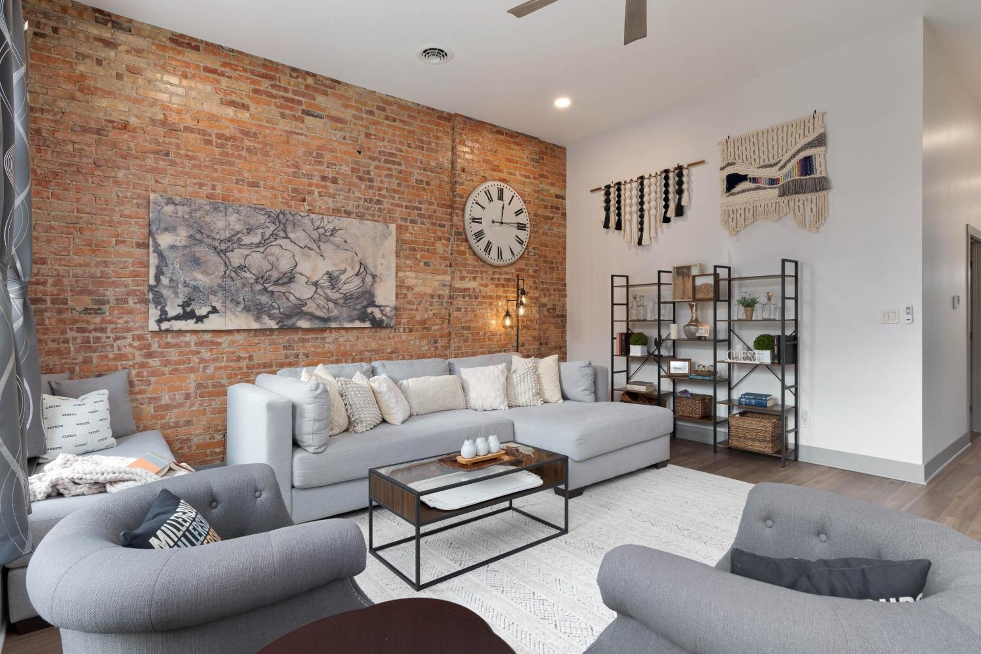 Spacious Luxury Apt In Historic Downtown - Oh Amish Country ミラーズバーグ エクステリア 写真