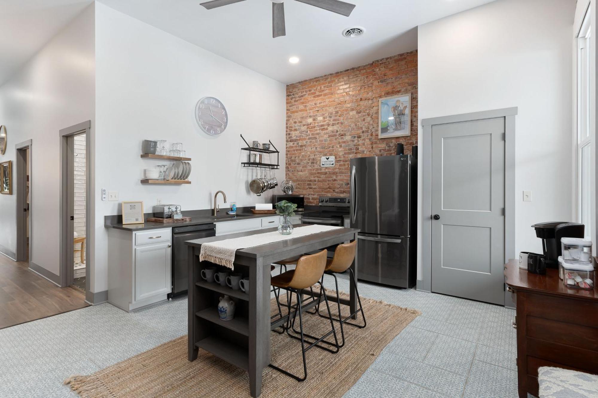 Spacious Luxury Apt In Historic Downtown - Oh Amish Country ミラーズバーグ エクステリア 写真