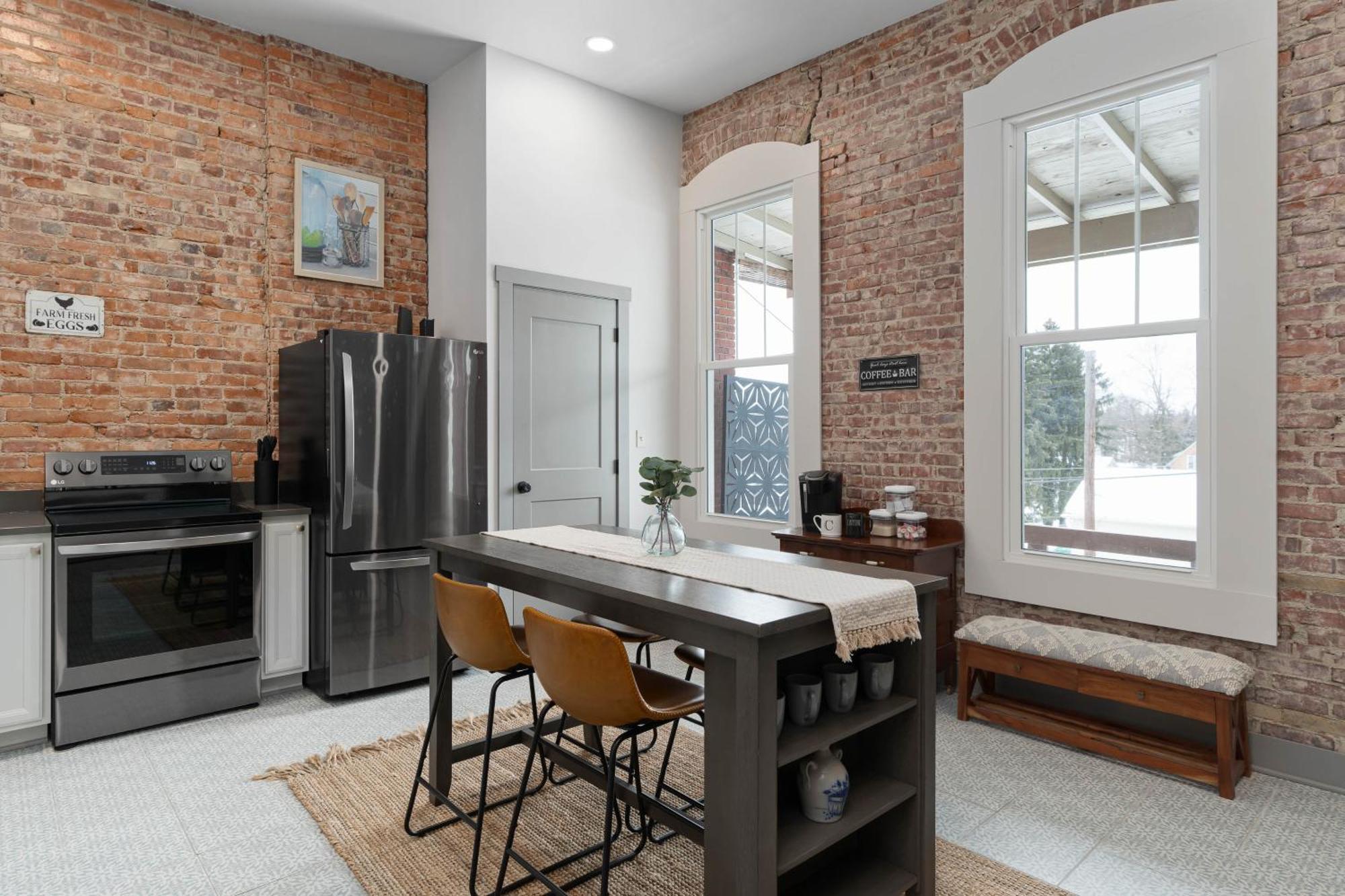 Spacious Luxury Apt In Historic Downtown - Oh Amish Country ミラーズバーグ エクステリア 写真