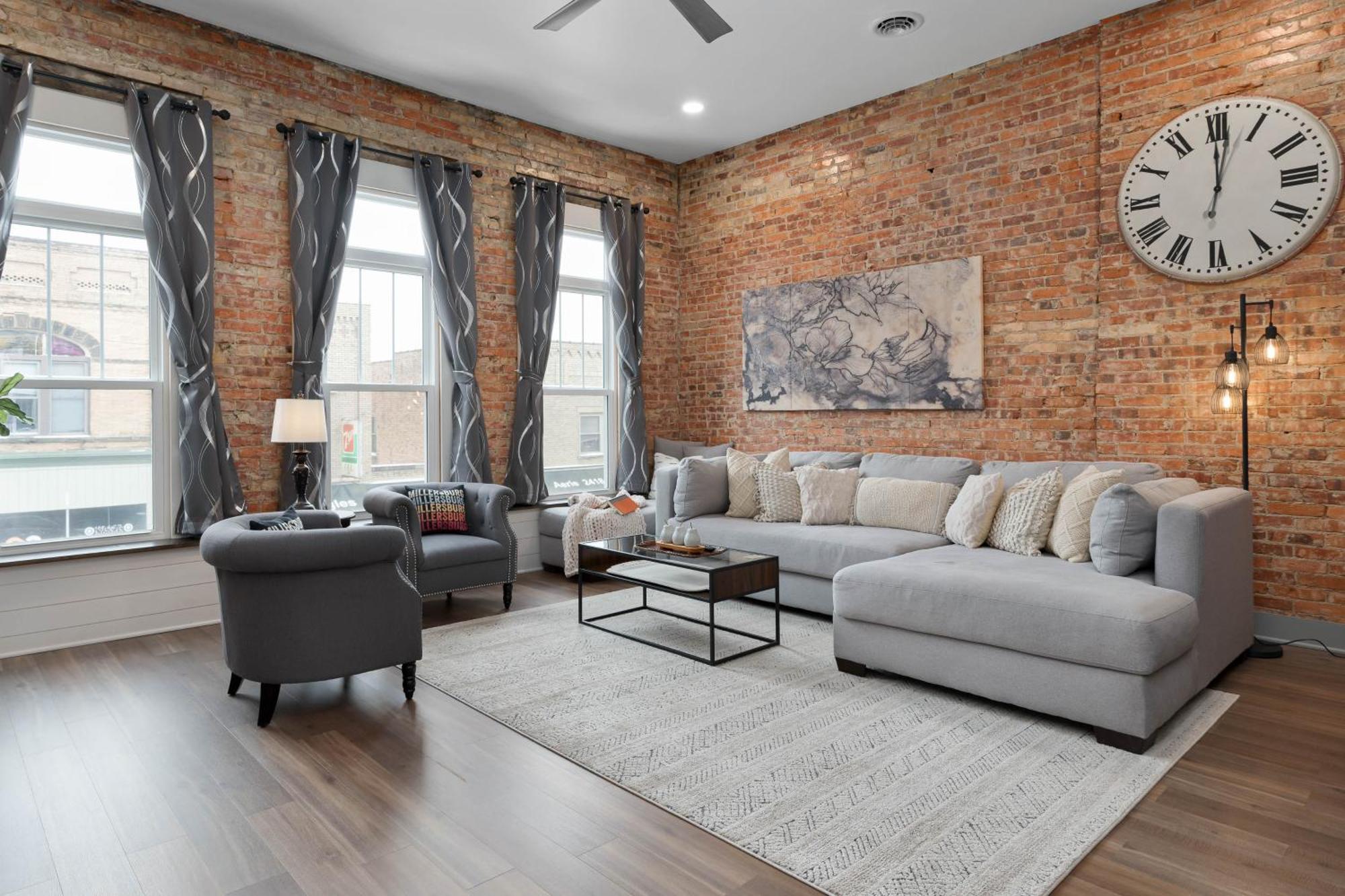 Spacious Luxury Apt In Historic Downtown - Oh Amish Country ミラーズバーグ エクステリア 写真