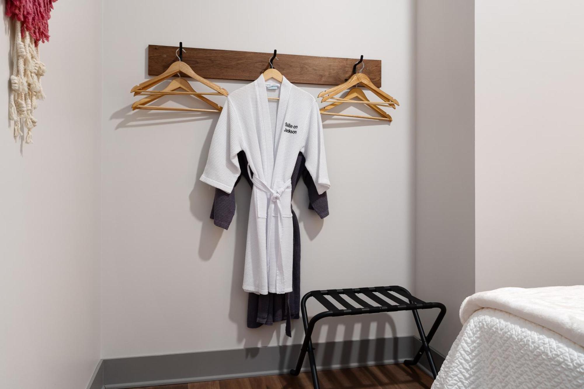 Spacious Luxury Apt In Historic Downtown - Oh Amish Country ミラーズバーグ エクステリア 写真