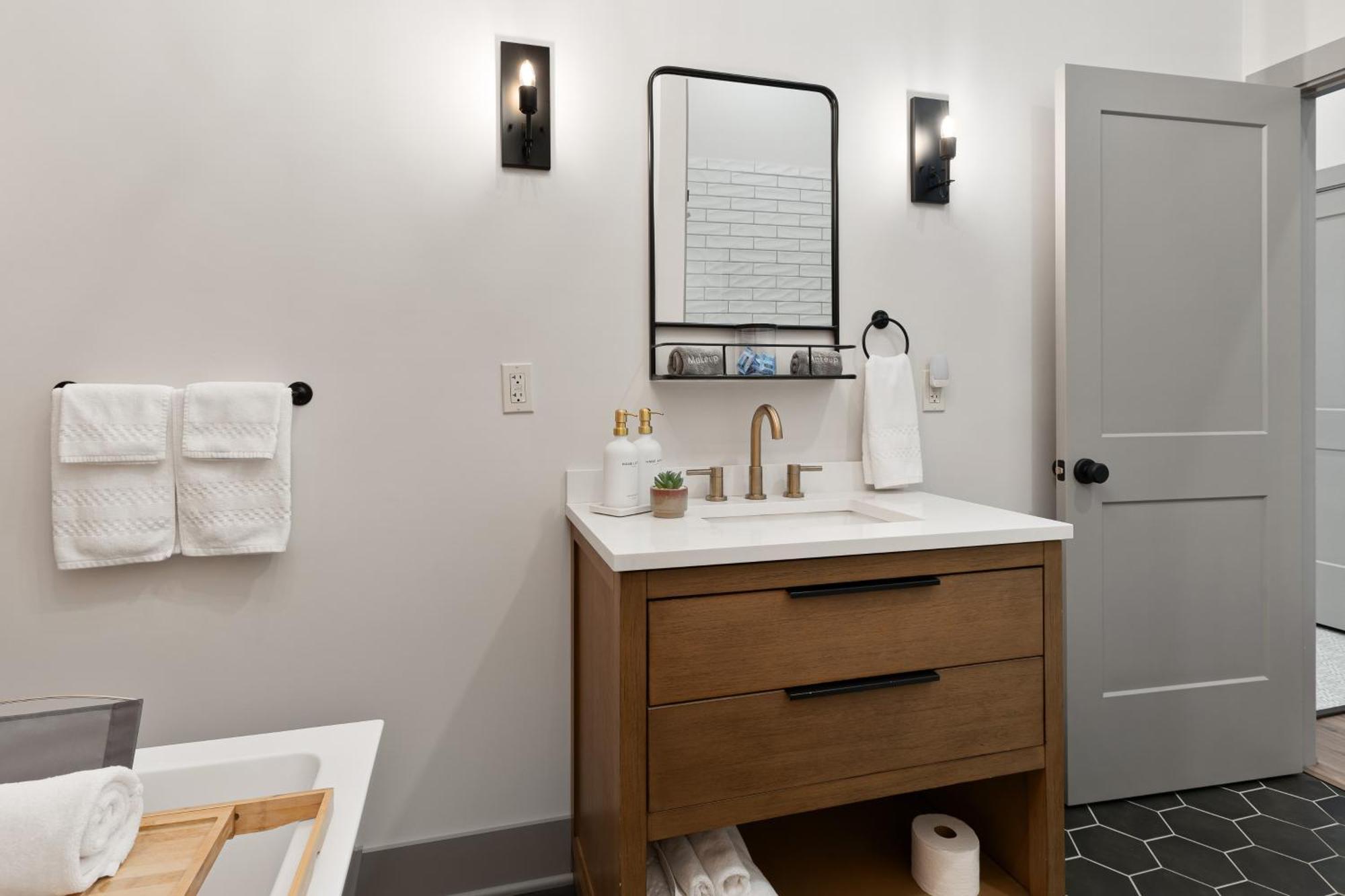 Spacious Luxury Apt In Historic Downtown - Oh Amish Country ミラーズバーグ エクステリア 写真