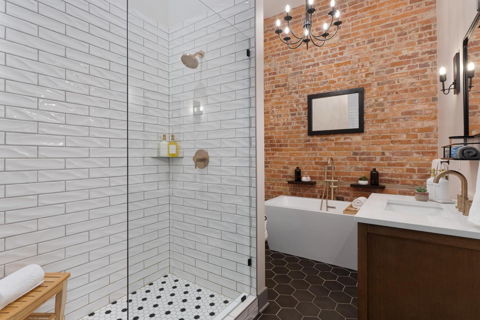 Spacious Luxury Apt In Historic Downtown - Oh Amish Country ミラーズバーグ エクステリア 写真