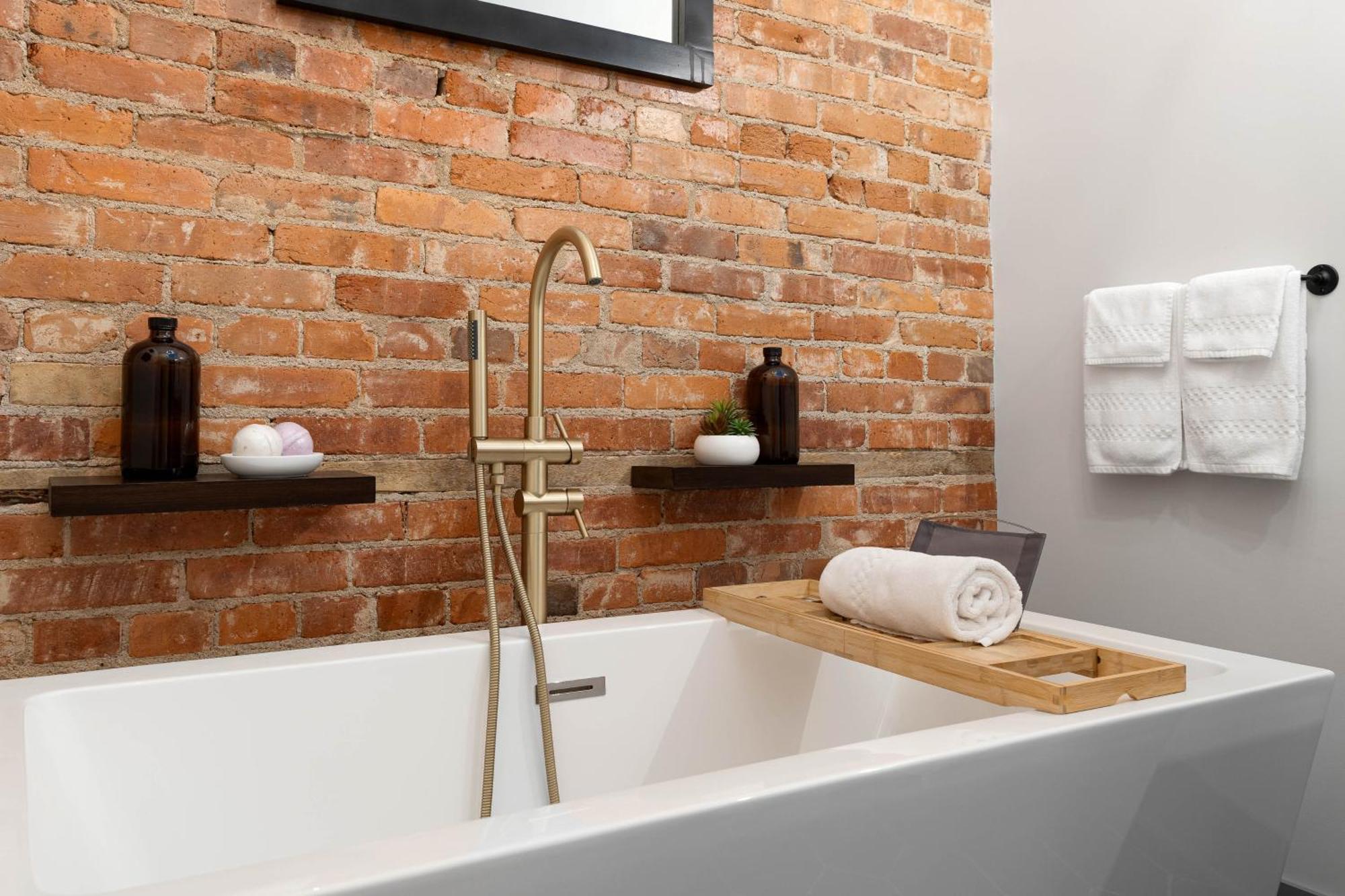 Spacious Luxury Apt In Historic Downtown - Oh Amish Country ミラーズバーグ エクステリア 写真