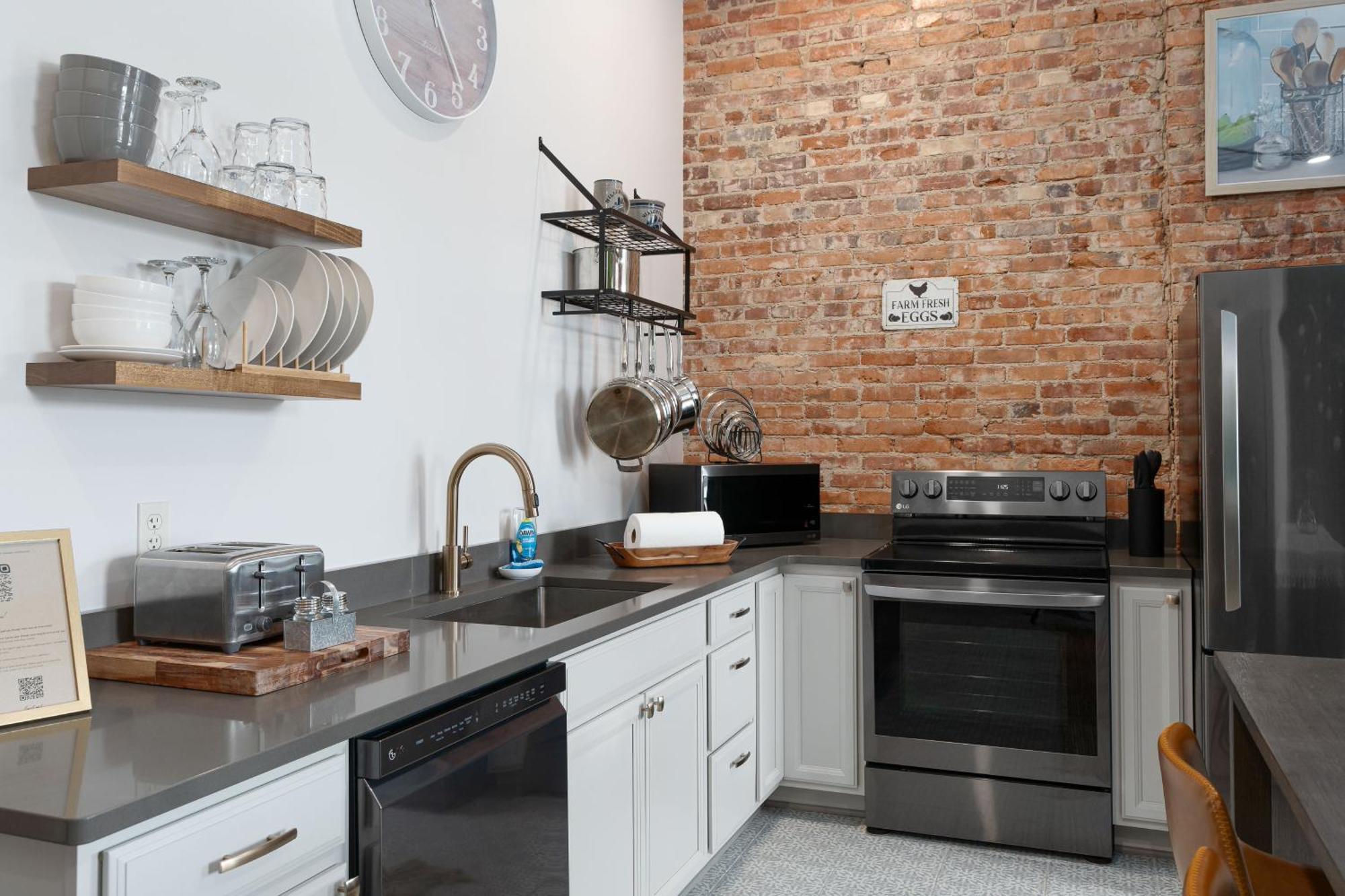 Spacious Luxury Apt In Historic Downtown - Oh Amish Country ミラーズバーグ エクステリア 写真