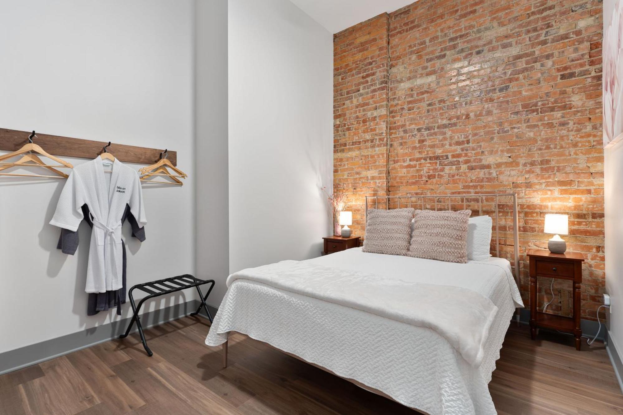 Spacious Luxury Apt In Historic Downtown - Oh Amish Country ミラーズバーグ エクステリア 写真